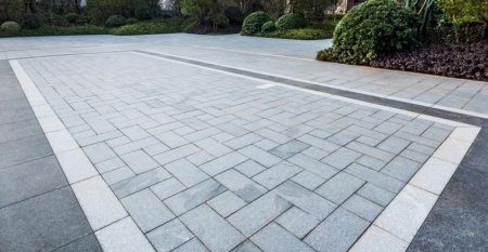 Pavage, gravier ou r&eacute;sine drainante, quel rev&ecirc;tement choisir pour une cour pr&egrave;s de Dinan ?